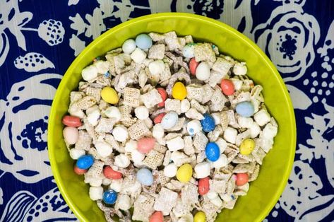 Chocolate Chex Mix Recipes, Easy Easter Snacks, White Chocolate Chex Mix, Chocolate Chex Mix, Easter Snack, Chocolate Chex, White Chocolate Candy, Rice Chex, Candy Egg