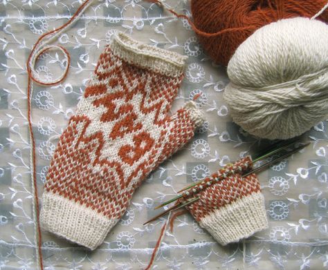 I NEED this pattern! Anyone know where I can get it? Knitting Blogs, Knitting Supplies, Time Zone, Knit Picks, Convention Center, Knitting Ideas, Fiber Arts, Winter Glove, Fingerless Gloves