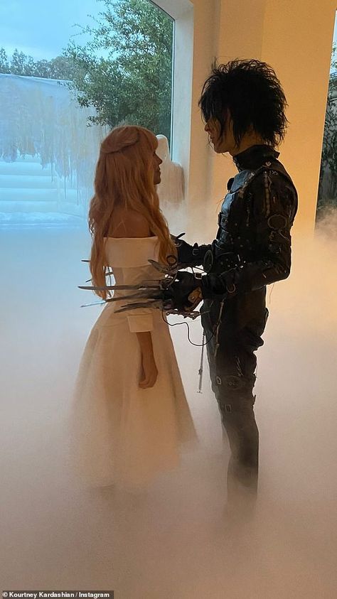 Iconic Halloween Costumes Couples, Scary Couples Costumes, Edward Scissorhands Costume, Cute Couples Costumes, Halloween Parejas, Horror Halloween Costumes, Hot Halloween, Matching Halloween Costumes, Hot Halloween Outfits