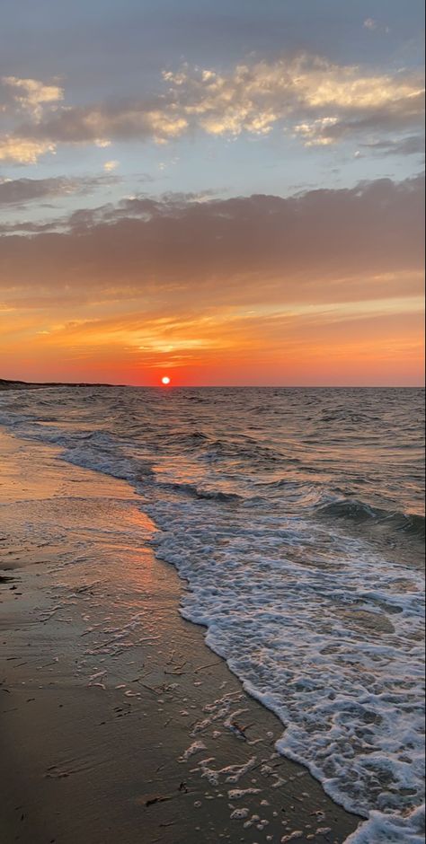 Beach Wallpaper, Sunset Pictures, Sky Aesthetic, At The Beach, The Sun, The Beach, Sun, Water, Photography