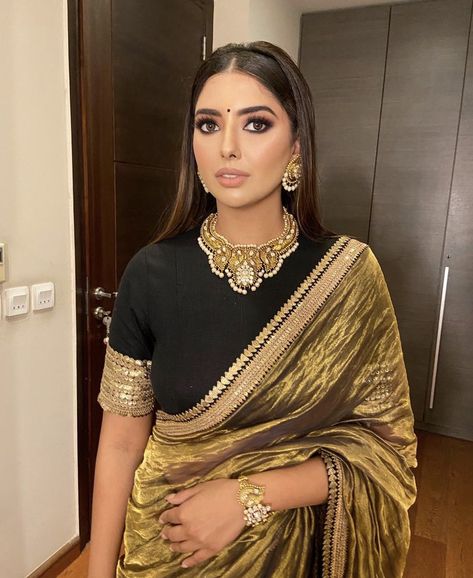 Golden Organza Saree, Saree With Black Blouse, Golden Blouse Designs, Golden Blouse, Golden Saree, Saree Wearing Styles, New Saree Blouse Designs, Fashionable Saree Blouse Designs, Fancy Sarees Party Wear