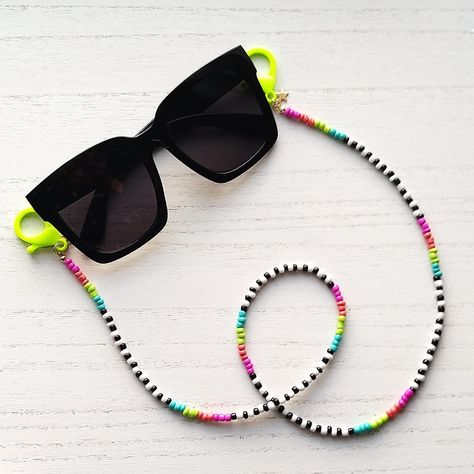 Eyeglass Chains Ideas, Glasses Strap Diy, Beaded Glasses Chain, Eyeglass Jewelry, Eyeglass Accessories, Diy Bracelets Tutorials, Beaded Jewelry Necklaces, Mask Chain, Beaded Necklace Diy