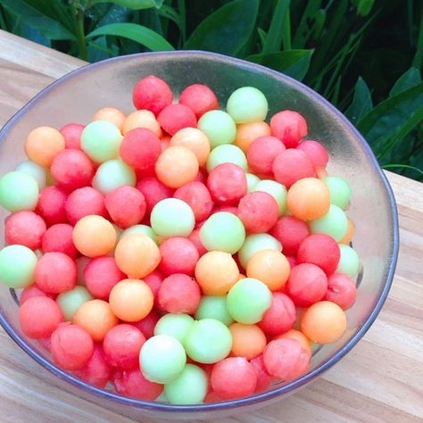 Balls Aesthetic, Holiday Theme Food, Melon Balls, Honeydew Melon, Party Food Platters, Fruit Photography, Healthy Food Blogs, Food O, Fruit Salad Recipes