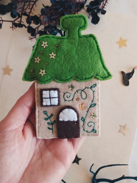 Felt Home Decor Diy, Felt Christmas House Ornaments, Felt House Ornaments, Felt Cottage, Felt Moon, Cottagecore Crafts, Felt Plushie, Girls Night Crafts, Felt House