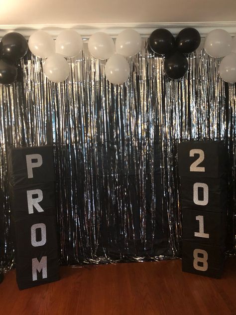 Turned my wall into a backdrop. Diy Prom Decorations, Prom Send Off Ideas Decorations, Prom Send Off Ideas, Prom Party Ideas, Prom Party Decorations, Prom Send Off, Send Off Ideas, Prom Backdrops, Prom Decorations