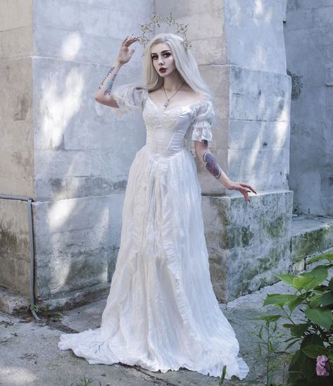 White Vintage Gothic Victorian off-the-Shoulder Long Dress #victoriandress #victorianweddingdresses #whitevictoriandresses #historicaldresses Gothic Bride White Dress, Witchcore Wedding Dress, White Witchy Dress, Vampire White Dress, Wedding Dress Gothic White, Spooky Wedding Dress White, Ghostly Wedding Dress, Goth Bride White Dress, Victorian Gothic Wedding Dress White