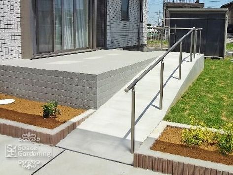 Elevated Porch, Porch With Ramp, Wheelchair Ramp Design, Outdoor Ramp, Ramp Stairs, Ramp Design, Porch Plans, Front Porch Design, Porch Deck