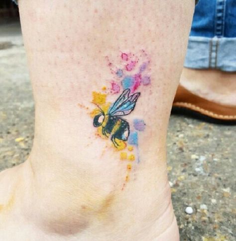 This Cute Little Creature. This simple and cute little creature is a mark of love and affection. Cute Bee Tattoo, Bee Tattoo Ideas, Queen Bee Tattoo, Honey Bee Tattoo, Bumble Bee Tattoo, Tattoo Watercolor, Tattoo Trend, Geniale Tattoos, Wrist Tattoos For Women