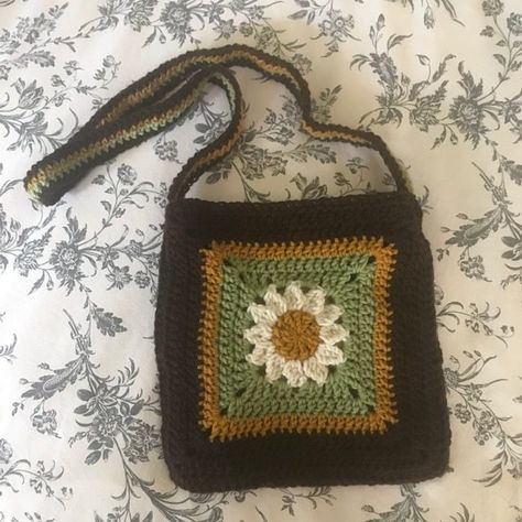 Daisy Square Crochet, Crochet Beer Cozy, Crochet Beer, Daisy Square, Granny Square Purse, Sac Granny Square, Boho Bag Pattern, Daisy Bags, Square Purse