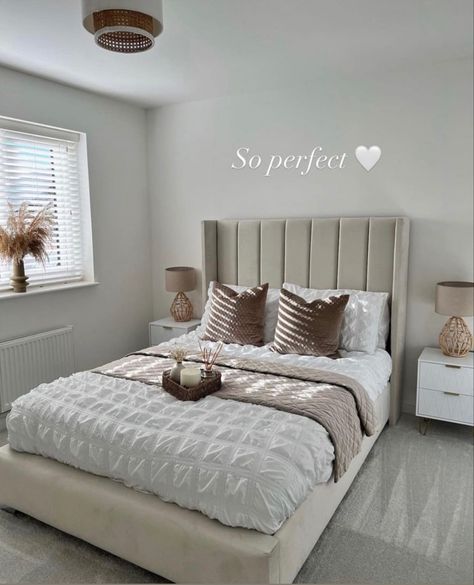 Cream And White Bedroom Ideas, Clip In Hair Extensions Styles, Simple Bed Design, 22 Inch Hair Extensions, Cream And White Bedroom, Draps Design, White Bedroom Ideas, Bed Design Ideas, Beige Room