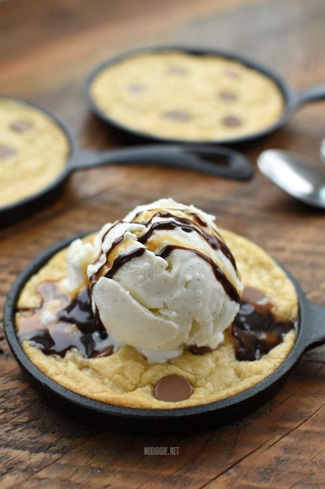 cookie in a skillet Homemade Pizookie, Pizookie Recipe, Skillet Chocolate Chip Cookie, Fruity Cake, Skillet Cookie, Best Chocolate Chip Cookie, Cookie Bar Recipes, Iron Skillet, Cast Iron Skillet