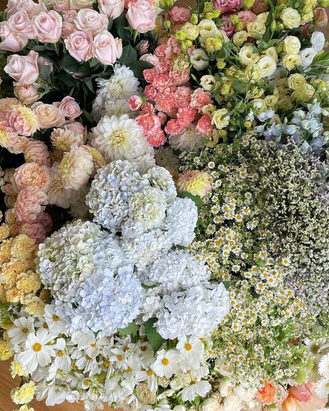 For Anna 🏹✨⛲️🌼🧚‍♀️🤍 Aesthetic Floral Arrangements, Cottage Core Flower Arrangements, September Florals, Summer Flower Asthetics, Cottage Core Floral Arrangements, Summer Floral Arrangements, Cottagecore Floral Arrangement, Anna Aesthetic, Flowers Aesthetic