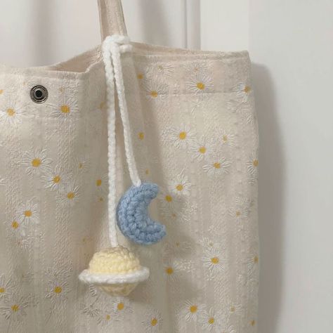 Moon And Saturn Crochet, Crochet Small Accessories, Cute Crochet Presents, Tiny Crochet Plushies, Simple Crochet Projects To Sell, Taylor Swift Crochet Keychain, Crochet Moon Keychain, Crochet Saturn, Cute Small Crochet Projects