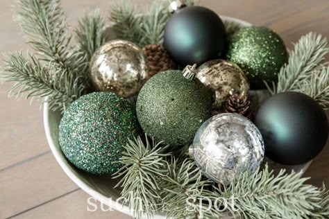 GREEN AND GOLD CHRISTMAS DECOR - Such the Spot Green And Gold Christmas Decor, Green And Gold Christmas, Green Christmas Decorations, Green Christmas Tree Decorations, Gold Christmas Decor, Christmas Tree Inspo, Christmas Decor Trends, Green Xmas, Christmas Homescreen