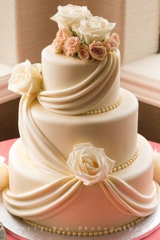 Cake Designs Without Fondant, White Fondant Cake, Cakes Without Fondant, Wedding Cake Simple Elegant, Wedding Cake Simple, Cakes Elegant, Antique Boutique, Pretty Wedding Cakes, Wedding Cakes Elegant