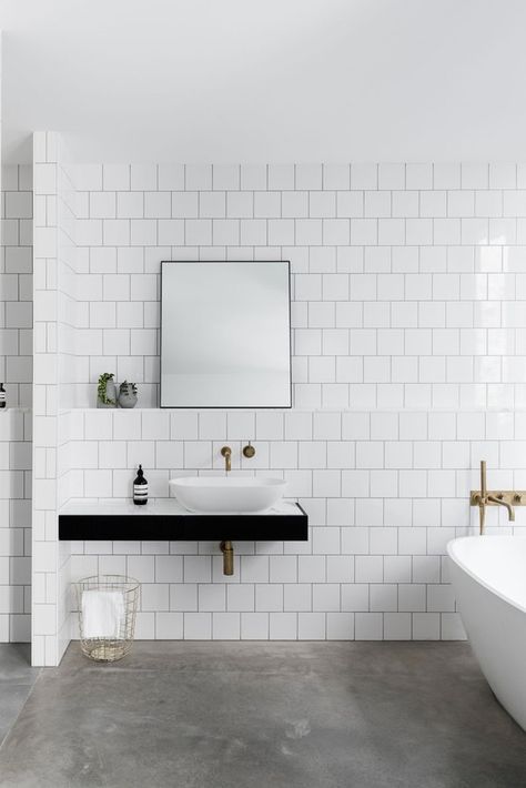 10 Photos That Will Convince You to Get a Concrete Bathroom Floor White Tiled Bathroom, Bathroom Concrete Floor, Small Bathroom Renos, Tiled Bathroom, Minimal Bathroom, Concrete Bathroom, Bad Inspiration, Interior Minimalista, Mirror On The Wall