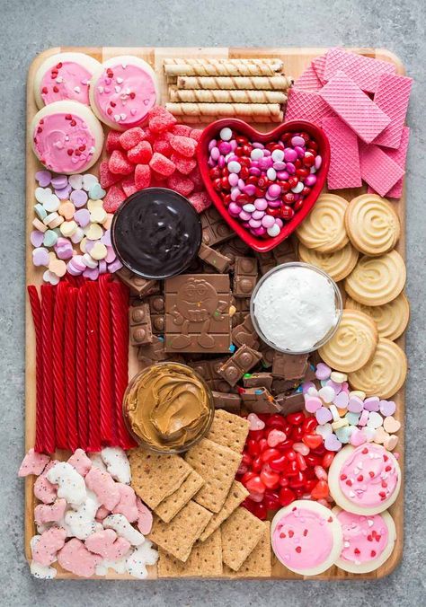 Galentines Day Ideas, Food Boards, Valentinstag Party, Decorações Com Comidas, Galentines Party, Charcuterie Inspiration, Color Party, Snack Board, Valentines Day Desserts