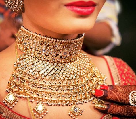 Rajasthani Choker Necklace Designs For Bridal   #wedding_chicks #goldjewelry #goldjewellery #jewelry #jewellery #necklace #goldnecklace #goldpendant #pendant #bridaljewlery #bridalgoldnecklace #bridalgoldjewelry #traditionaljewelry #goldjewelrydesign Rajput Jewellery, Rajputi Jewellery, Bridal Necklace Designs, Indian Bridal Jewellery, Choker Necklace Designs, Bridal Jewelry Vintage, Bridal Choker, Bridal Fashion Jewelry, Indian Wedding Jewelry