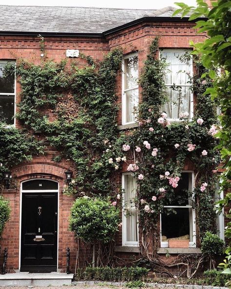 English Countryside Home, Dream House Aesthetic, Townhouse Exterior, Welcome To My House, Red Brick House, Have A Great Weekend, Dream Spaces, Dublin Ireland, Eclectic Home