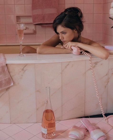 M A R Y B O R D E L O N Bathtub Aesthetic, Dr Hook, India Eisley, Daphne Blake, Valley Of The Dolls, Dream Bathrooms, Beauty Queens, Girly Girl, Gossip Girl