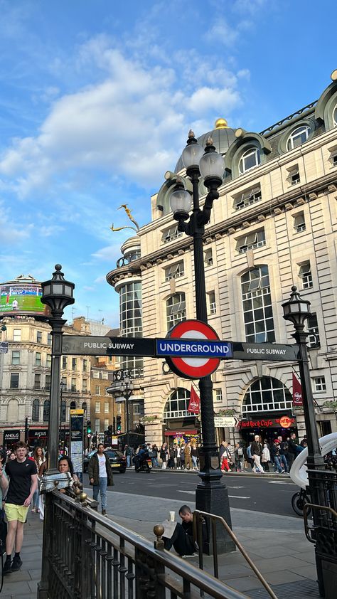 Picnic London, Aesthetic Train Station, London Picnic, Bars London, London Lunch, Aesthetic Train, London Dinner, Restaurants London, London Underground Train