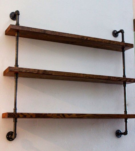 Industrial chic shelf Steel Pipe Shelving, Pipe Closet, Industrial Shelf Diy, Wood Shelving Units, Wall Shelving Units, Shelving Design, Pipe Furniture, Pallet Shelves, Pipe Shelves