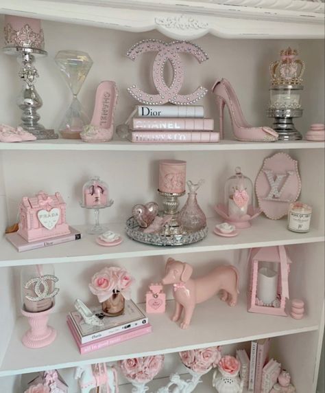 Pink Room Makeover Ideas, Pink Themed House, Pink Shelf Decor, Shelf Decor Pink, Design Bedroom Ideas, Girly Room Decor, Boho Bedroom Design, Pink Wallpaper Girly, Pink Room Decor