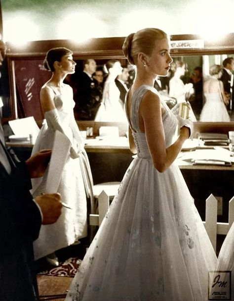 Grace Kelly and Audrey Hepburn backstage at the Oscars - 1950s Oud Hollywood, Audrey Hepburn Outfit, Wedding Dresses Vintage 20s, Klasik Hollywood, Grace Kelly Wedding, Grace Kelly Style, Princess Grace Kelly, Look Retro, Actrices Hollywood