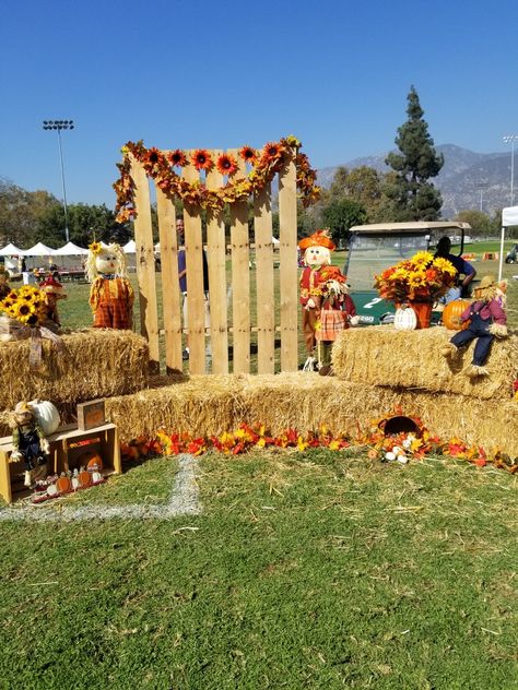 Festival Photo Backdrop, Festival Backdrop, Fall Photo Booth, Fall Festival Decorations, School Fall Festival, Harvest Festival Decorations, Fall Yard Decor, Fall Backdrops, Fall Carnival