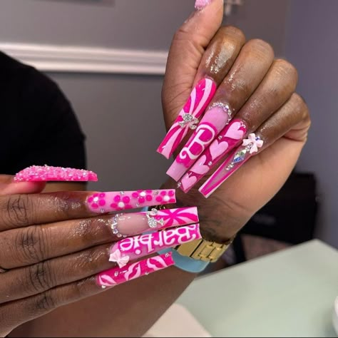 Nicki Minaj Nails Design, Nicki Minaj Concert Nails, Nicki Minaj Nails Ideas, Barbie Acrylic Nails, Nicki Minaj Nails, Nicki Concert, Nicki Minaj Concert, Nails Barbie, Barbie Pink Nails