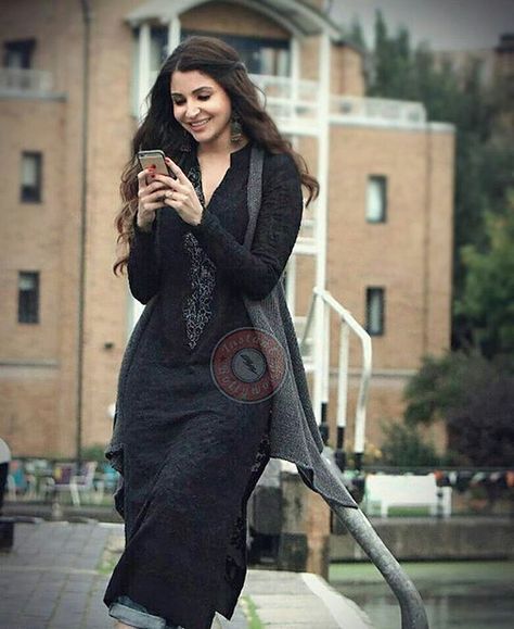 Alizeh in Ae Dil hai Mushkil! Loved her style Kudati Dress, Ae Dil Hai Mushkil, Simple Suits, Dharma Productions, Black Kurta, Indian Kurti Designs, Cotton Lehenga, Punjabi Salwar, Indian Kurti