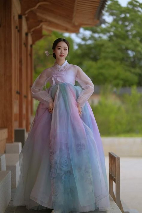 Korean Culture Dress, Prom Dress Korean, Korean Hanbok Princesses, Hanbok Traditional Korean Dress, Pretty Hanbok, Hanbok Wedding Dress, Korean Traditional Dress Hanbok, Hanbok Wedding, Traditional Korean Clothing