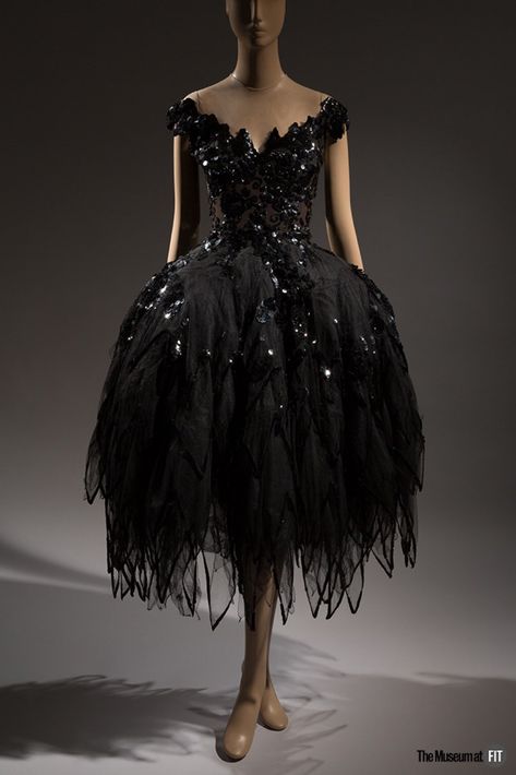 Dr Kate Strasdin on Twitter: "In the #postwar period of design, the black swan character from #SwanLake became a popularly imagined garment. Named Odile, this is #HowardGreer’s 1951 version, tiered skirts and sequins referencing the ballet costume @museumatFIT #fashionhistory… https://t.co/551wxPdGPQ" Black Swan Costume, Claire Mccardell, Swan Dress, Tiered Skirts, Silk Tulle, Sequin Evening Dresses, Ballet Costumes, Ballet Dress, Stage Costume