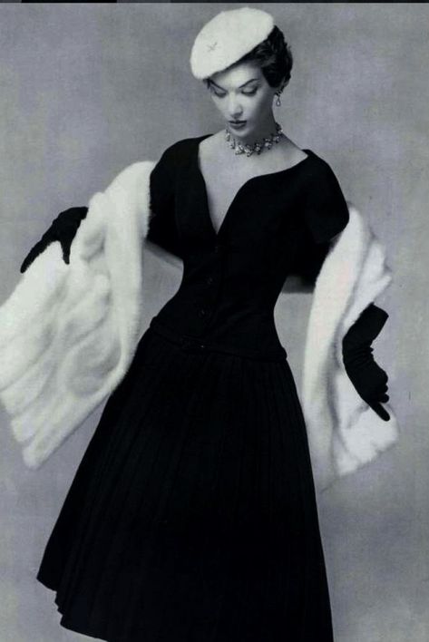 Dior Dior Dress, Look Retro, Fashion 1950s, 50 Style, Retro Mode, Vintage Couture, Fashion Weeks, Moda Vintage, 60s Fashion