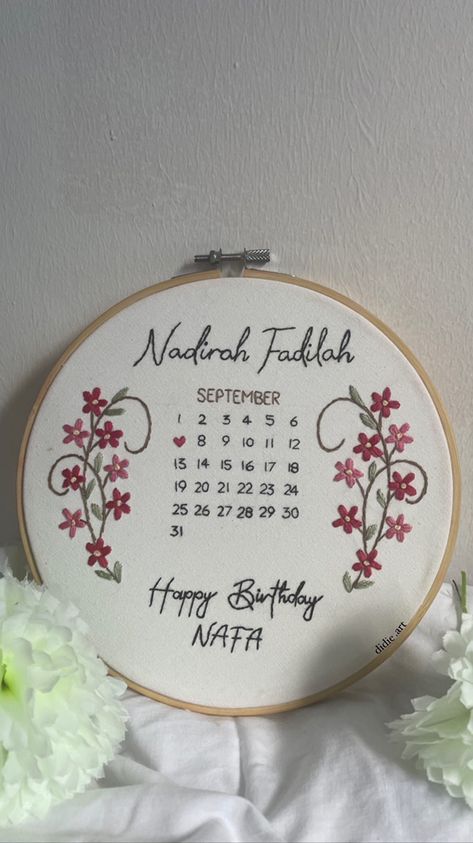 Birthday Embroidery Hoop Ideas, Happy Birthday Embroidery Hoop, Kary Dasty, Calendar Embroidery, Drawing Embroidery, Tshirt Embroidery, Bracelet Embroidery, Embroidery Animals, Embroidery Bracelet