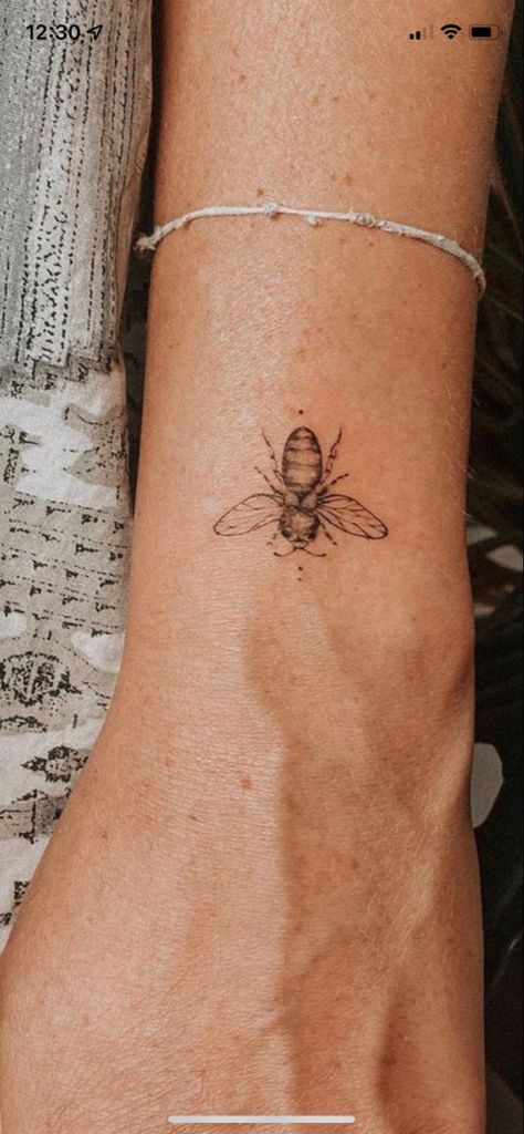 Dainty Nature Tattoos For Women, Tattoos Cool Unique, Elegant Bee Tattoo, Crunchy Tattoo Ideas, Insect Tattoos For Women, Clairvoyant Tattoo, Patchwork Tattoo Filler, Hipster Tattoos Women, Bees Tattoos For Women