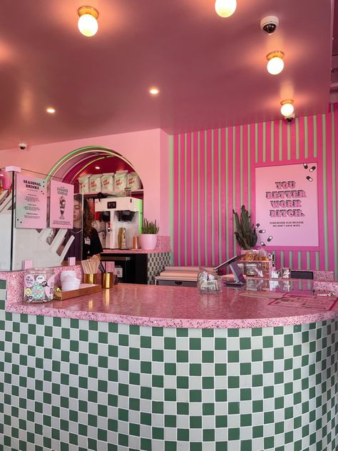 Girly Cafe, Girly Coffee Shop, Colorful Coffee Shop, Aesthetic Cafes, Pink Restaurant, Colorful Cafe, Bakery Shop Design, Smoothie Shop, Pink Cafe