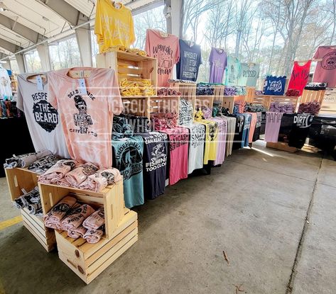 Tshirt Displays For Craft Shows, Vendor Booth Hat Display Ideas, Cheap Vendor Booth Ideas, Tee Shirt Vendor Set Up, Vendor Table Display Ideas Clothing, Game Day Boutique Display, Display Shirts At Craft Fair, Vendor Shirt Display Ideas, Sublimation Vendor Booth