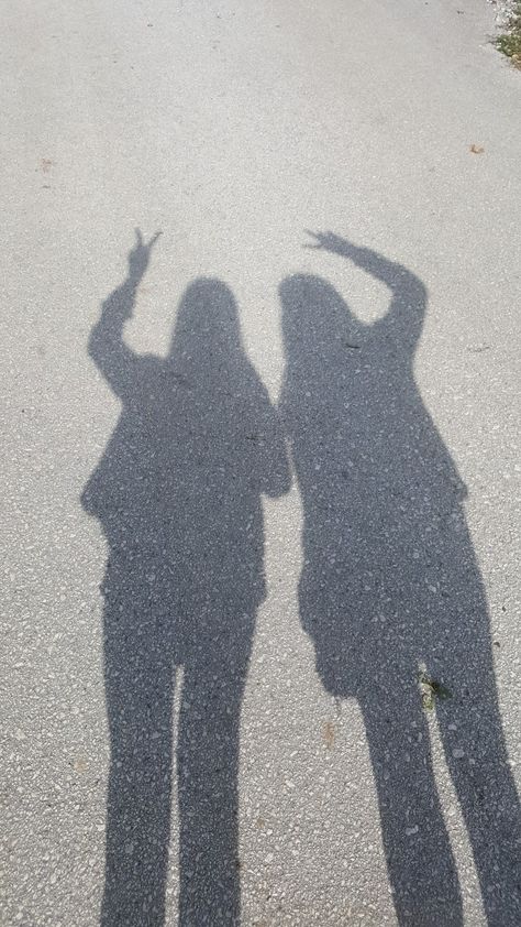 Two Girls Shadow Aesthetic, Aesthetic Names For Instagram, Shadow Aesthetic, Beat Friends, Photos Bff, Easy Photography Ideas, Girl Shadow, Friend Pictures Poses, Best Friend Poses