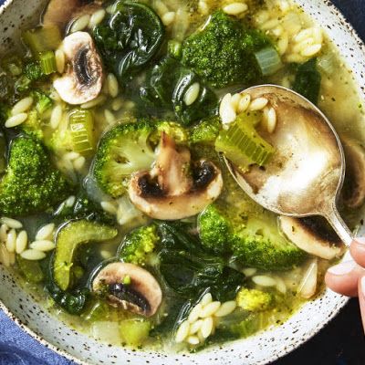 Supergreen Mushroom & Orzo Soup @keyingredient #soup #chicken Vegetarian Easter Recipes, Mushroom Orzo, Easy Fall Dinner Recipes, Orzo Soup Recipes, Easy Fall Dinners, Vegetarian Recipes Dinner Healthy, Orzo Soup, Healthy Vegetarian Dinner, Low Calorie Dinners