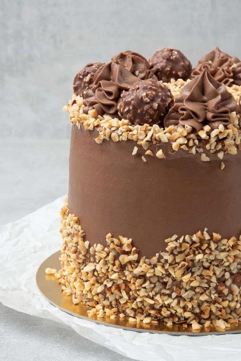 Ferrero Rocher Torte, Rocher Cake, Ferrero Rocher Cake, Chocolate Cake Designs, Chocolate Pastry, How To Roast Hazelnuts, Cake Videos, Ferrero Rocher, Chocolate Frosting