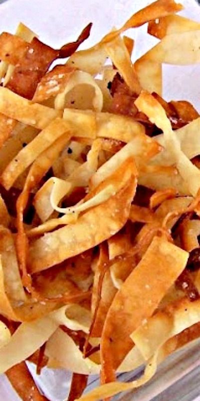 Crunchy Salad Toppings Ideas, Salad Toppers Crunchy, Baked Wonton Wrapper Recipes, Things To Make With Wonton Wrappers, Recipes Using Wonton Wrappers, Crunchy Salad Toppings, Wonton Salad, Wrapper Recipes, Baked Wontons