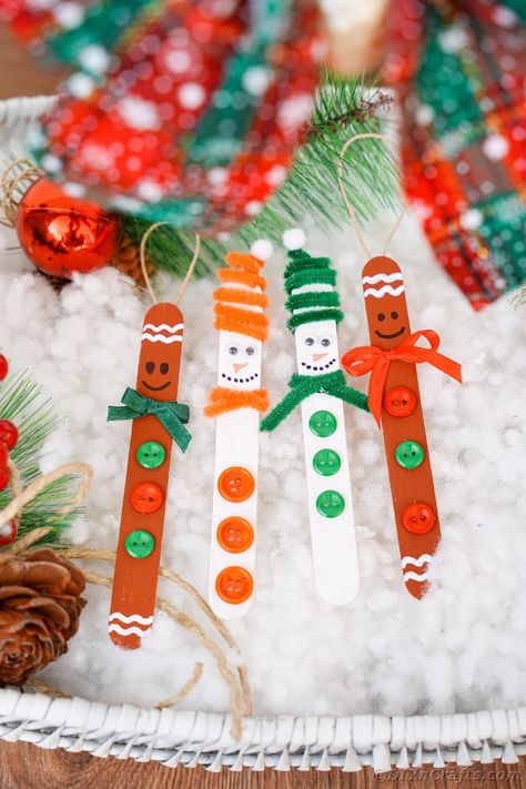 Kids and adults alike will have blast making these adorable craft stick ornaments. Use them to decorate your Christmas tree, or hand them around your home for some festive decorations. Craft Stick Ornaments, Gingerbread Man Craft, Stick Ornaments, Gingerbread Man Crafts, Kids Christmas Crafts Easy, Diy Popsicle Stick Crafts, Gingerbread Crafts, Christmas Craft Fair, Preschool Christmas Crafts