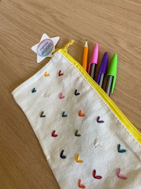 Hand embroidered pencil case with dmc embroidery thread. Pencil Case Ideas Diy, Drawing On Pencil Case, Pencil Pouch Embroidery, Pencil Case Design Ideas, Embroidery Pouch Ideas, Simple Pencil Case, Embroidered Zipper Pouch, Embroidered Pencil Case, Sewing Pencil Case