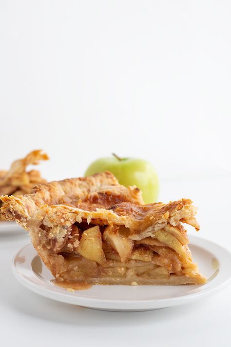 the side of a piece of apple pie with cheddar cheese crust Easy Caramel Apple Pie, Homemade Apple Pie Recipe, Apple Pie Recipe Homemade, Dutch Apple Pie, Homemade Apple Pie, Best Apple Pie, Classic Apple Pie, Dutch Apple, Cheese Crust