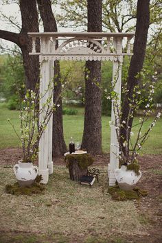 A vintage door frame for an arch is absolutely flawless if I decide to go for an outdoor wedding. | best stuff Alter Ideas, Romantic Backyard, Wedding Arbors, Wedding Arbour, Wedding Decor Inspiration, Outdoor Wedding Decorations, Ceremony Arch, Wedding Chicks, Tree Wedding