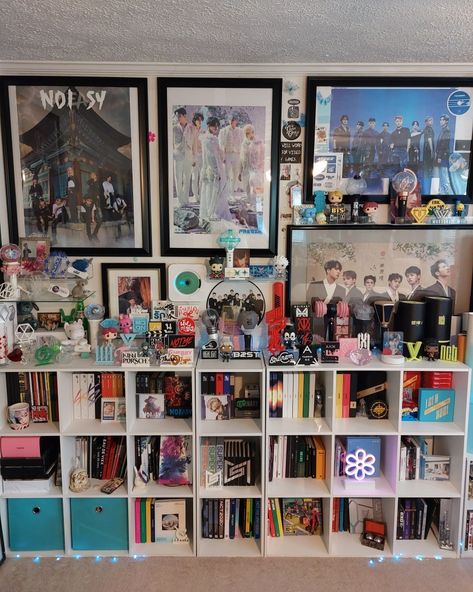 Kpop albums, posters and lightsticks Kpop Lightstick Display, Kpop Themed Bedroom, Kpop Club Ideas, Concert Shadow Box Ideas Kpop, K Pop Bookshelf, Kpop Bookshelf Ideas, Wall Kpop Decor, Maximalist Kpop Room, Anime And Kpop Room Ideas