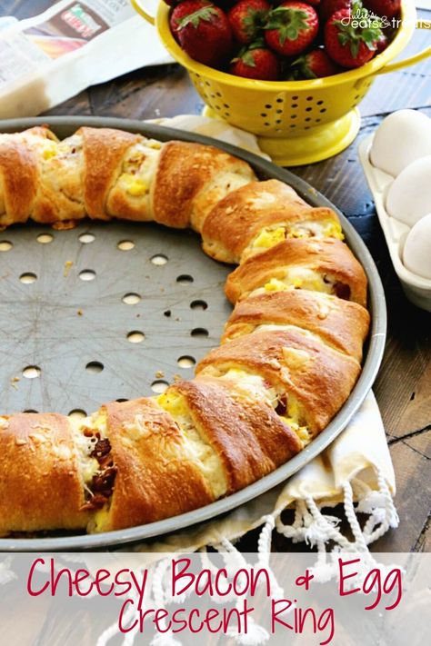 Cheesy Bacon & Egg Crescent Ring Recipe - Julie's Eats & Treats Egg Crescent Ring, Breakfast Crescent Ring, Ring Recipes, Crescent Ring Recipes, Crescent Breakfast, Homemade Crescent Rolls, Crescent Recipes, Crescent Ring, Classic Breakfast