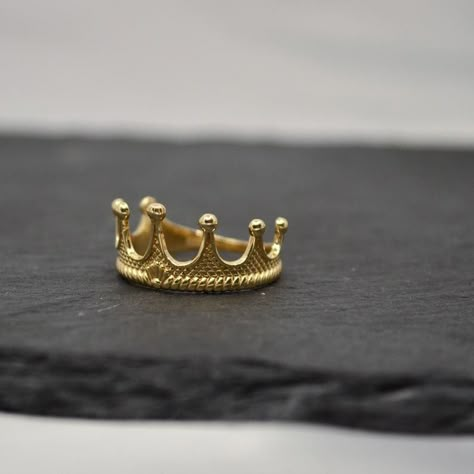 King Rings For Men Gold, Indian Money, Minimalist Rings Simple, Gold Crown Ring, Mens Ring Designs, Diy Earrings Easy, Ring Crown, King Ring, Cool Ring