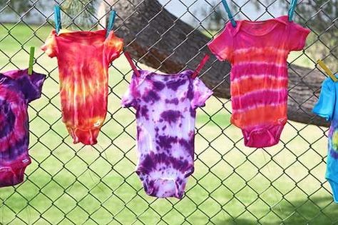 https://www.bloglovin.com/blogs/i-love-to-create-blog-1482991/throw-a-tie-dye-onesie-party-at-your-next-1144252135 Tie Dye Station, Hippie Baby Shower, Onesie Station, Tie Dye Onesie, Onesie Party, Baby Stains, Tie Dye Girl, Hippie Baby, Food Jars